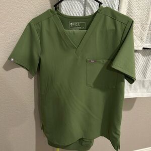 Green figs set with one pocket top and jogger pants.